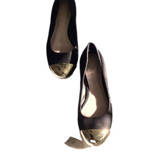 VINCE Camuto sz 5.5 gold cap toe black sued…